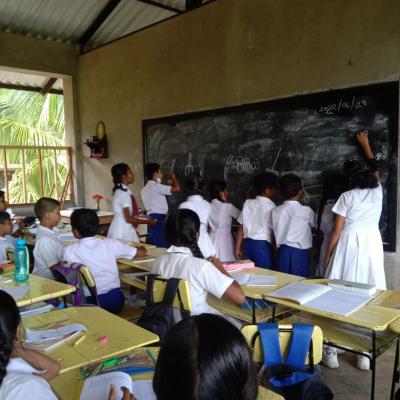 පන්ති  කාමර වල ඉගෙනීම සහ ආගමික වතාවත් වල නියෙලීම